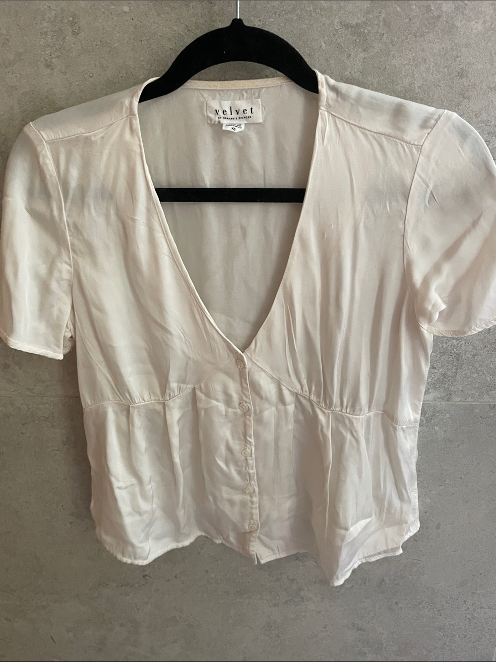 Velvet by Graham & Spencer Cream Button-Front V-Neck Blouse